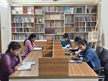 লাইব্রেরির পড়ার টেবিলে শিক্ষার্থীরা পড়ছে